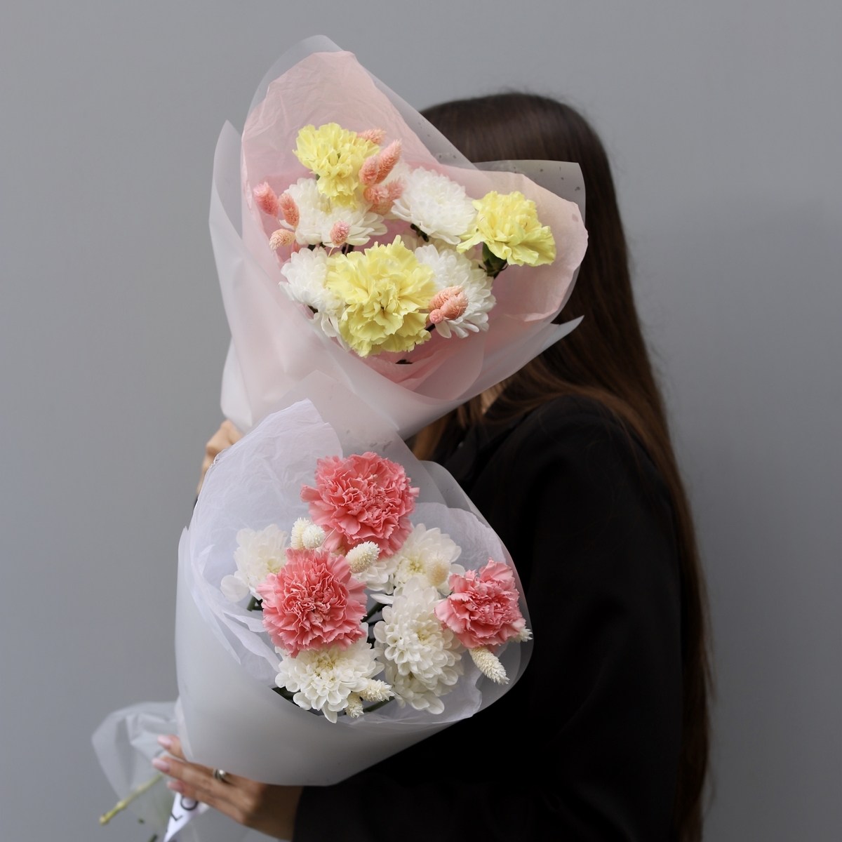 Небольшой букет с хризантемой